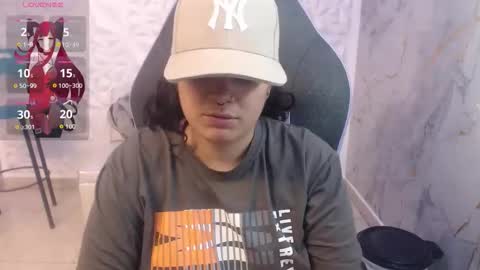 Snapshot of yumandsay chatting on February 13, 2:40 am Snowflake online show from February 13, 2:40 am