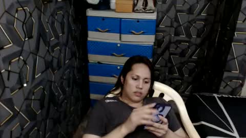 Snapshot of yumi_white chatting on April 27, 12:52 am yumi online show from April 27, 12:52 am