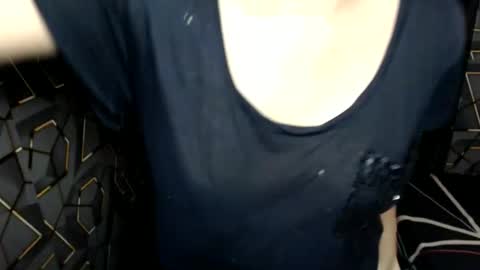 Snapshot of yumi_white chatting on June 6, 7:35 am yumi online show from June 6, 7:35 am