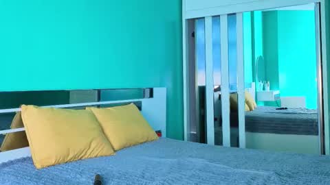 Yumi online show from November 12, 6:25 am