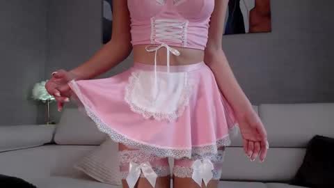 Snapshot of yummy_blonde chatting on March 25, 8:53 am you babe online show from March 25, 8:53 am