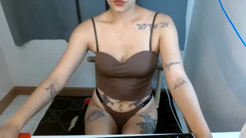 Snapshot of yunahuntrixx chatting on June 27, 10:09 am yunahuntrixx online show from June 27, 10:09 am