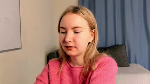 Snapshot of yuricazel chatting on November 28, 7:44 am Alesia online show from November 28, 7:44 am