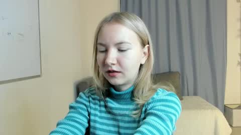 Snapshot of yuricazel chatting on November 30, 7:34 am Alesia online show from November 30, 7:34 am