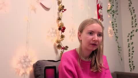 Snapshot of yuricazel chatting on December 19, 7:37 am Alesia online show from December 19, 7:37 am