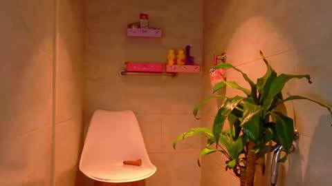 Yuyi Cam online show from August 1, 4:45 am