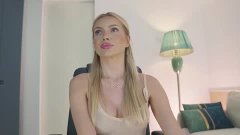 yvonna_ online show from August 1, 12:26 pm