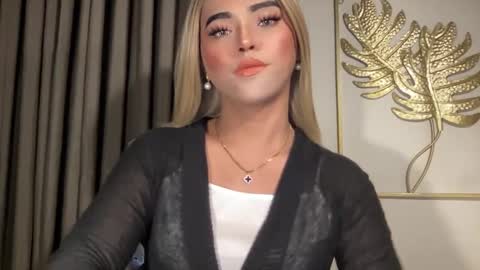Snapshot of yvonne_guidotti chatting on December 4, 6:11 am Miss Cali online show from December 4, 6:11 am