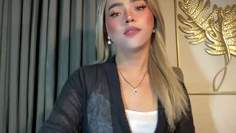 Snapshot of yvonne_guidotti chatting on December 6, 9:43 am Miss Cali online show from December 6, 9:43 am