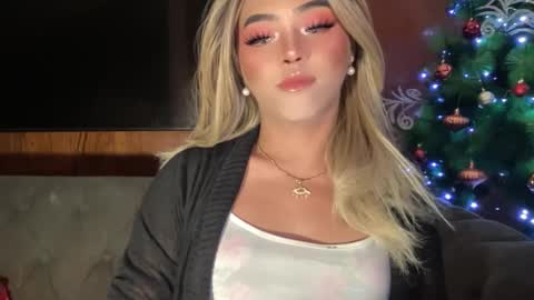 Snapshot of yvonne_guidotti chatting on December 8, 3:24 pm Miss Cali online show from December 8, 3:24 pm
