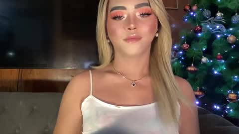 Snapshot of yvonne_guidotti chatting on December 9, 5:19 pm Miss Cali online show from December 9, 5:19 pm
