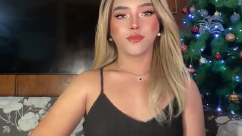 Snapshot of yvonne_guidotti chatting on December 10, 5:00 pm Miss Cali online show from December 10, 5:00 pm