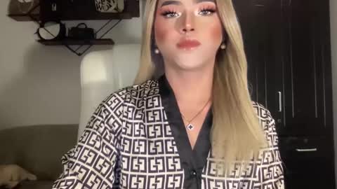 Snapshot of yvonne_guidotti chatting on December 11, 6:42 pm Miss Cali online show from December 11, 6:42 pm