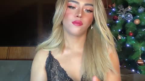 Snapshot of yvonne_guidotti chatting on December 17, 8:10 pm Miss Cali online show from December 17, 8:10 pm