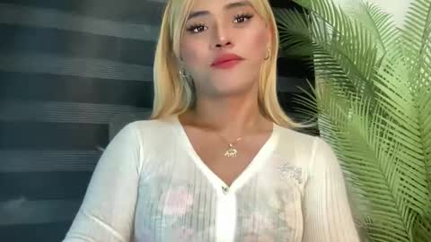 Snapshot of yvonne_guidotti chatting on February 17, 10:51 am Miss Cali online show from February 17, 10:51 am