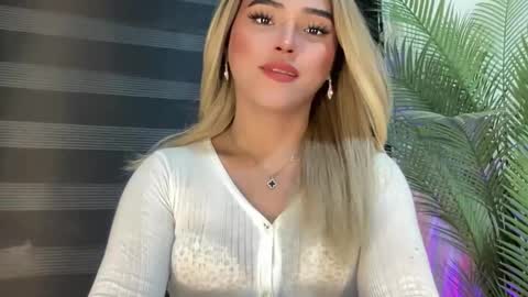 Snapshot of yvonne_guidotti chatting on February 22, 8:18 am Miss Cali online show from February 22, 8:18 am