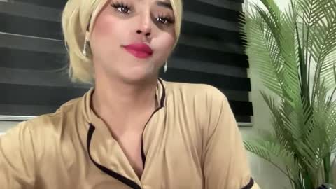 Snapshot of yvonne_guidotti chatting on February 23, 11:11 am Miss Cali online show from February 23, 11:11 am