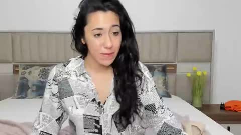 yvonnebabe online show from December 5, 11:38 am