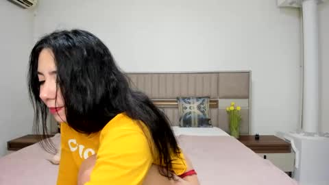 yvonnebabe online show from December 28, 6:28 am