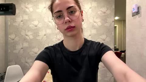 Snapshot of yvonnepfluger chatting on June 7, 5:16 pm Lina online show from June 7, 5:16 pm