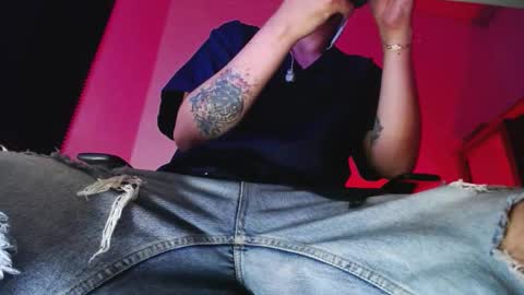 Snapshot of zac_watson chatting on December 14, 10:58 pm Zac Freelance model online show from December 14, 10:58 pm