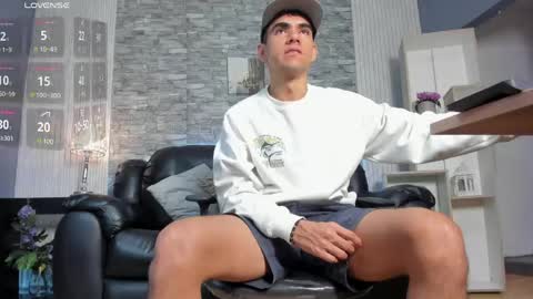 Snapshot of zack_joness10 chatting on June 2, 5:20 am zack_joness10 online show from June 2, 5:20 am
