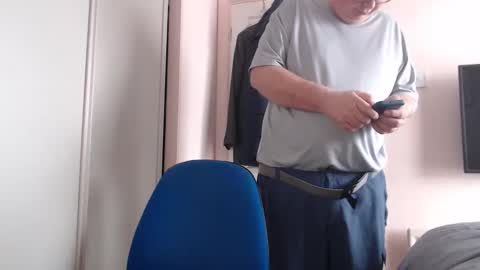 Snapshot of zacsmithuk chatting on April 16, 10:27 am Zac Smitj online show from April 16, 10:27 am