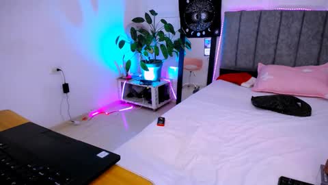 Snapshot of zafira_1 chatting on December 13, 7:53 pm ZAFIRA online show from December 13, 7:53 pm