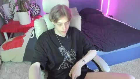 Snapshot of zane_steele chatting on April 18, 8:31 pm Kel online show from April 18, 8:31 pm