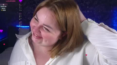 Snapshot of zarareign_ chatting on December 14, 2:45 am Lola online show from December 14, 2:45 am