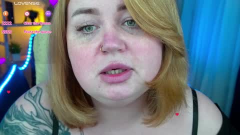 Snapshot of zarareign_ chatting on February 6, 1:27 am Lola online show from February 6, 1:27 am