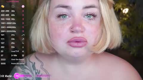 Snapshot of zarareign_ chatting on October 15, 7:41 am Lola online show from October 15, 7:41 am