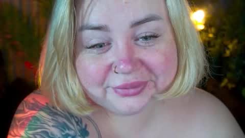 Snapshot of zarareign_ chatting on November 18, 6:51 am Lola online show from November 18, 6:51 am