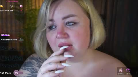 Snapshot of zarareign_ chatting on December 3, 8:18 pm Lola online show from December 3, 8:18 pm