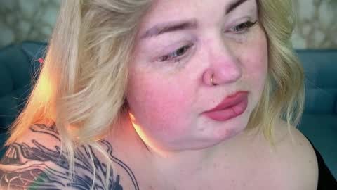 Snapshot of zarareign_ chatting on April 2, 9:01 pm Lola online show from April 2, 9:01 pm