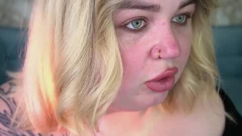 Snapshot of zarareign_ chatting on April 15, 7:54 pm Lola online show from April 15, 7:54 pm