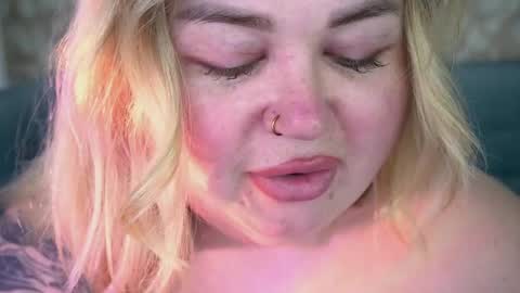 Snapshot of zarareign_ chatting on April 16, 9:39 pm Lola online show from April 16, 9:39 pm