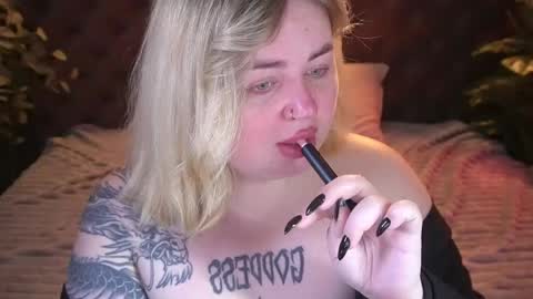 Snapshot of zarareign_ chatting on April 23, 8:22 pm Lola online show from April 23, 8:22 pm