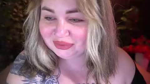 Snapshot of zarareign_ chatting on June 22, 7:33 pm Lola online show from June 22, 7:33 pm