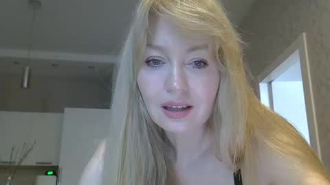 Snapshot of zarinaswift chatting on April 6, 4:46 am Zarina Swift online show from April 6, 4:46 am