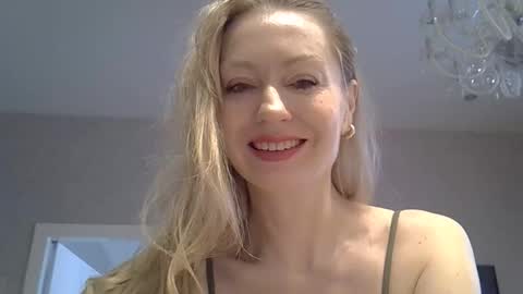Snapshot of zarinaswift chatting on April 9, 4:45 am Zarina Swift online show from April 9, 4:45 am