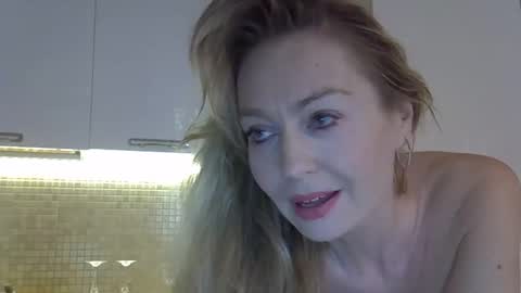 Snapshot of zarinaswift chatting on April 11, 7:45 am Zarina Swift online show from April 11, 7:45 am