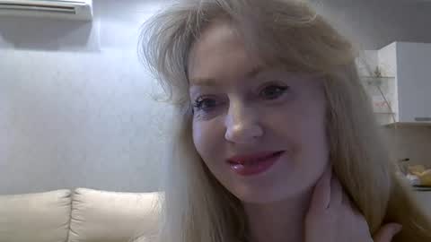 Snapshot of zarinaswift chatting on May 1, 8:30 am Zarina Swift online show from May 1, 8:30 am