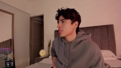 Snapshot of zayotto chatting on November 30, 6:17 am Hii im Zay. I save money for education. PVT Open. online show from November 30, 6:17 am