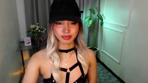 zelainalovetocum online show from February 25, 7:03 pm