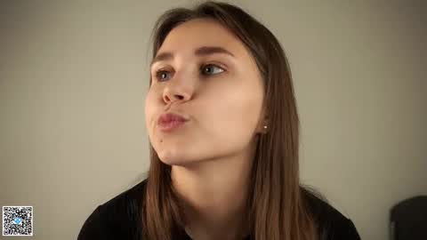 Snapshot of zeldaes chatting on September 30, 1:10 am Emilia online show from September 30, 1:10 am