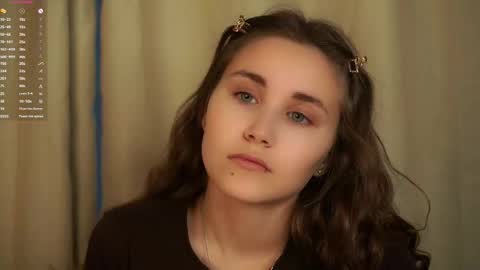 Snapshot of zeldaes chatting on November 4, 1:27 am Emilia online show from November 4, 1:27 am