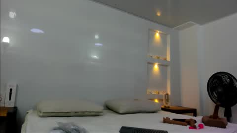 Zenda Evans online show from October 2, 4:08 am