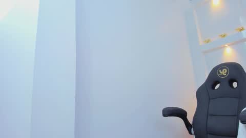 Zenda Evans online show from March 19, 3:43 am