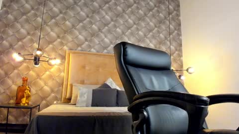 zeus online show from December 8, 5:33 pm